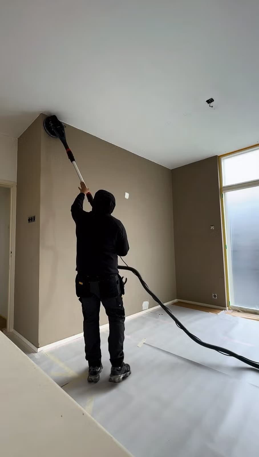 Vakman aan het werk tijdens de voorbereiding