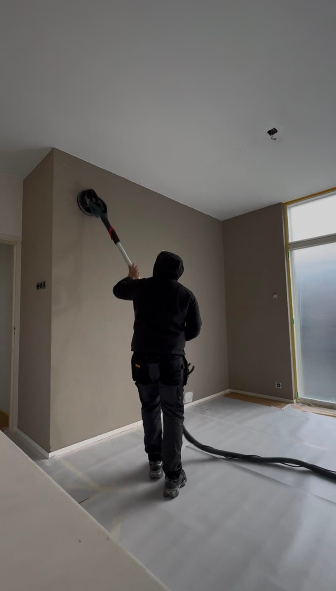 Vakman aan het werk tijdens de voorbereiding